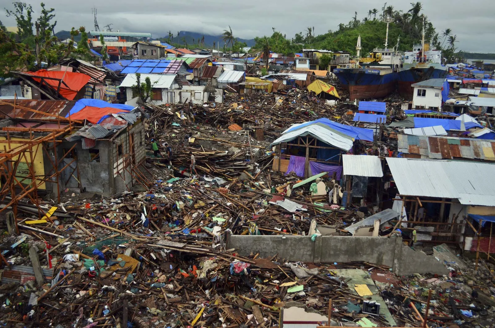 Emergency aid distribution after Typhoon Haiyan