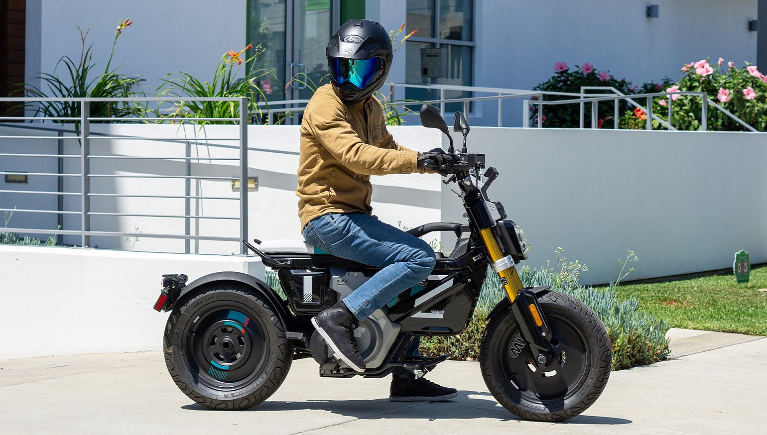 Desain Minimalis BMW CE 02 yang Mendukung Kelincahan Urban 