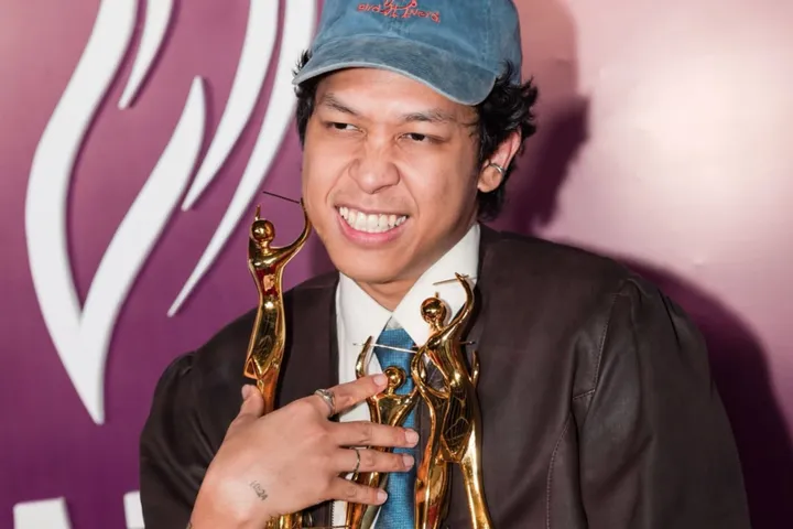 Menyelami Kedalaman Album Menari dengan Bayangan